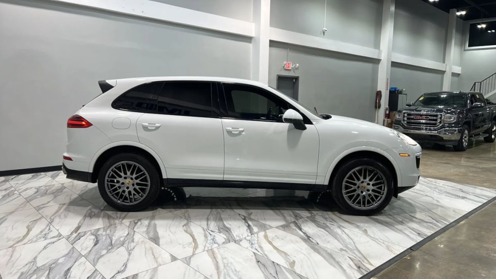 2017 Porsche Cayenne Image 3