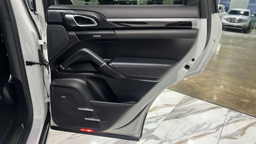 2017 Porsche Cayenne Image 47