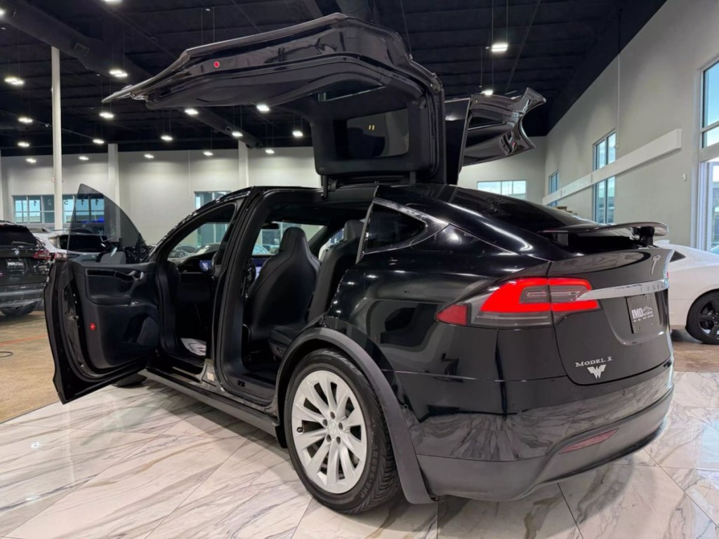 2018 Tesla Model X Image 16