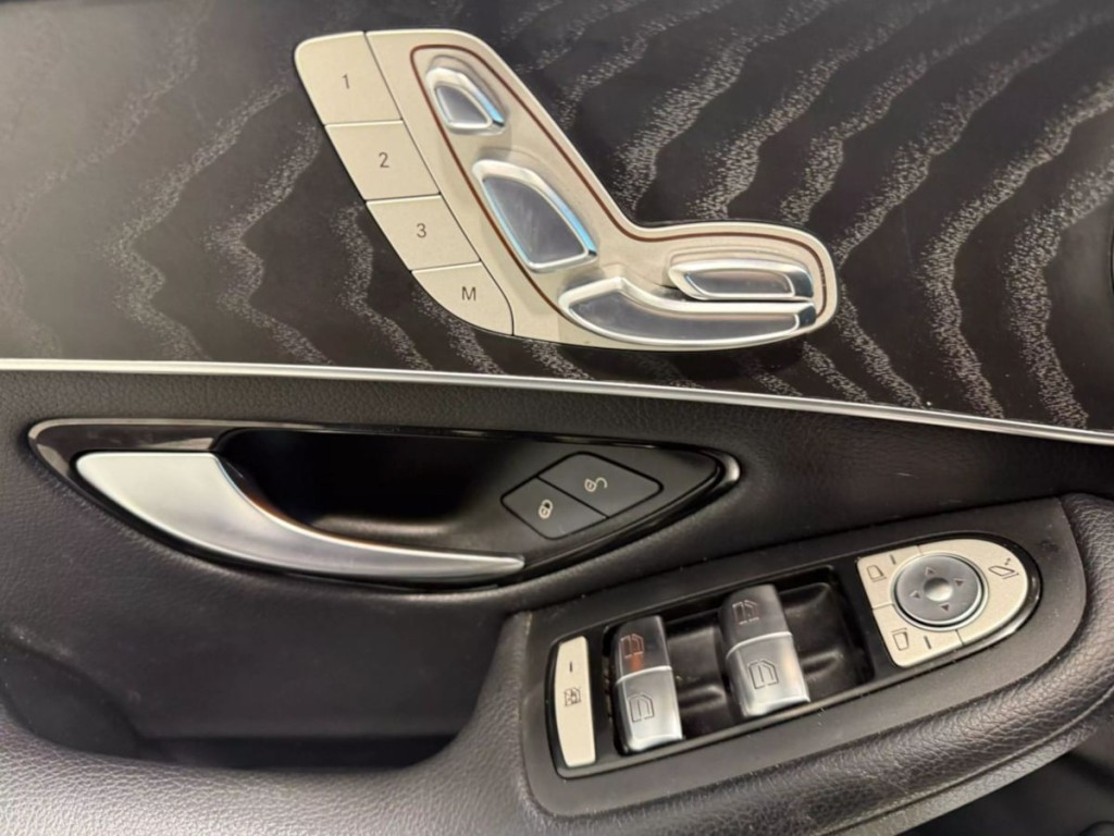 2017 Mercedes-Benz GLC-Class Image 11