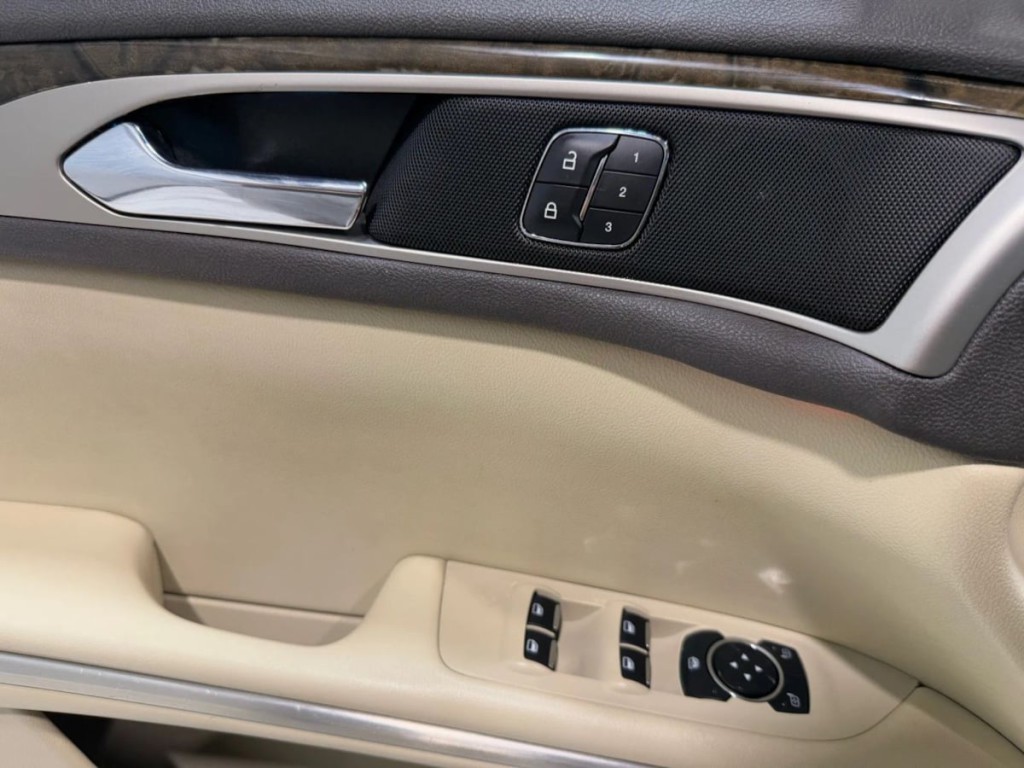 2013 Lincoln MKZ Image 12