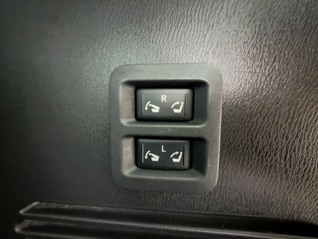 2017 Nissan Armada Image 32