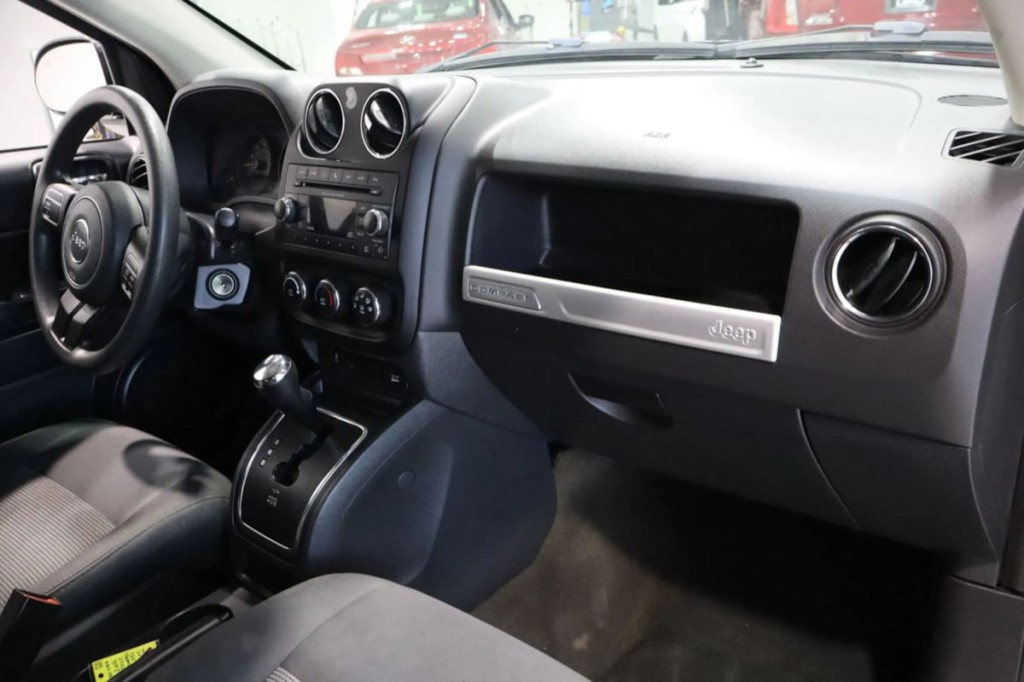 2016 Jeep Compass Image 21