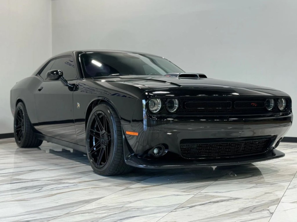 2016 Dodge Challenger Image 4