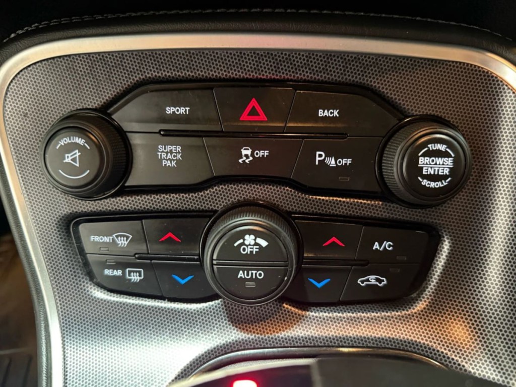 2016 Dodge Challenger Image 18
