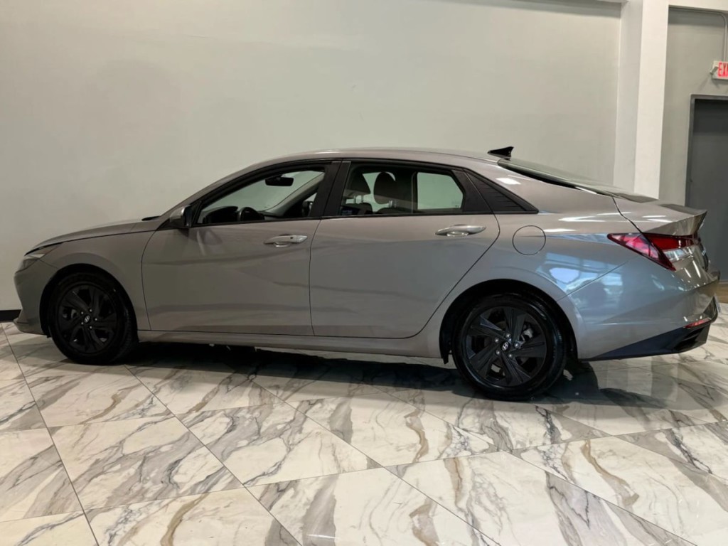2022 Hyundai Elantra Image 9