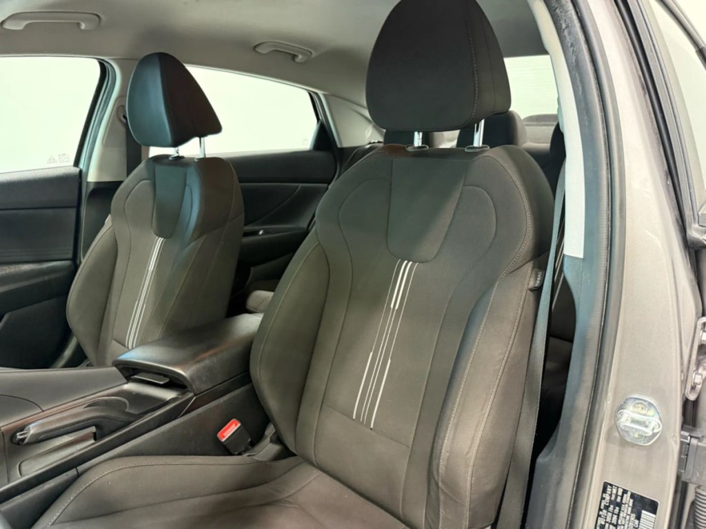 2022 Hyundai Elantra Image 25