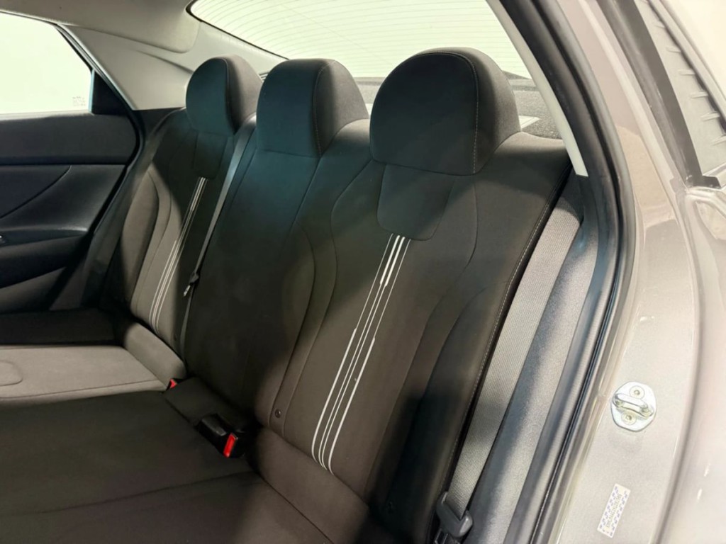 2022 Hyundai Elantra Image 27