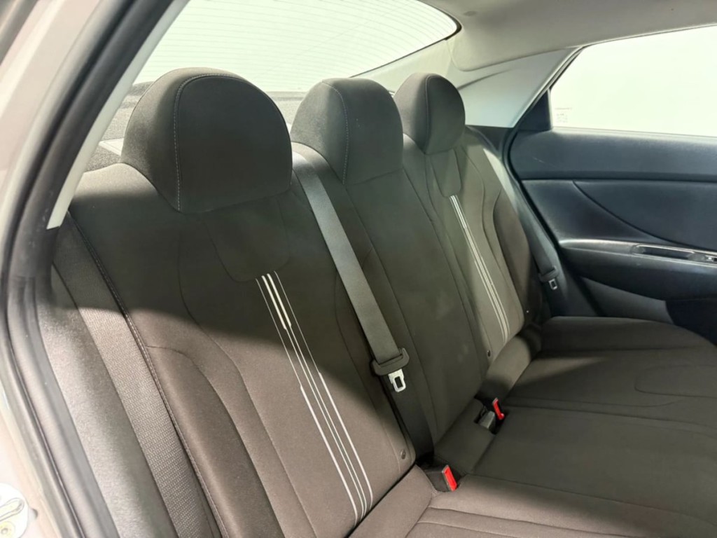 2022 Hyundai Elantra Image 32
