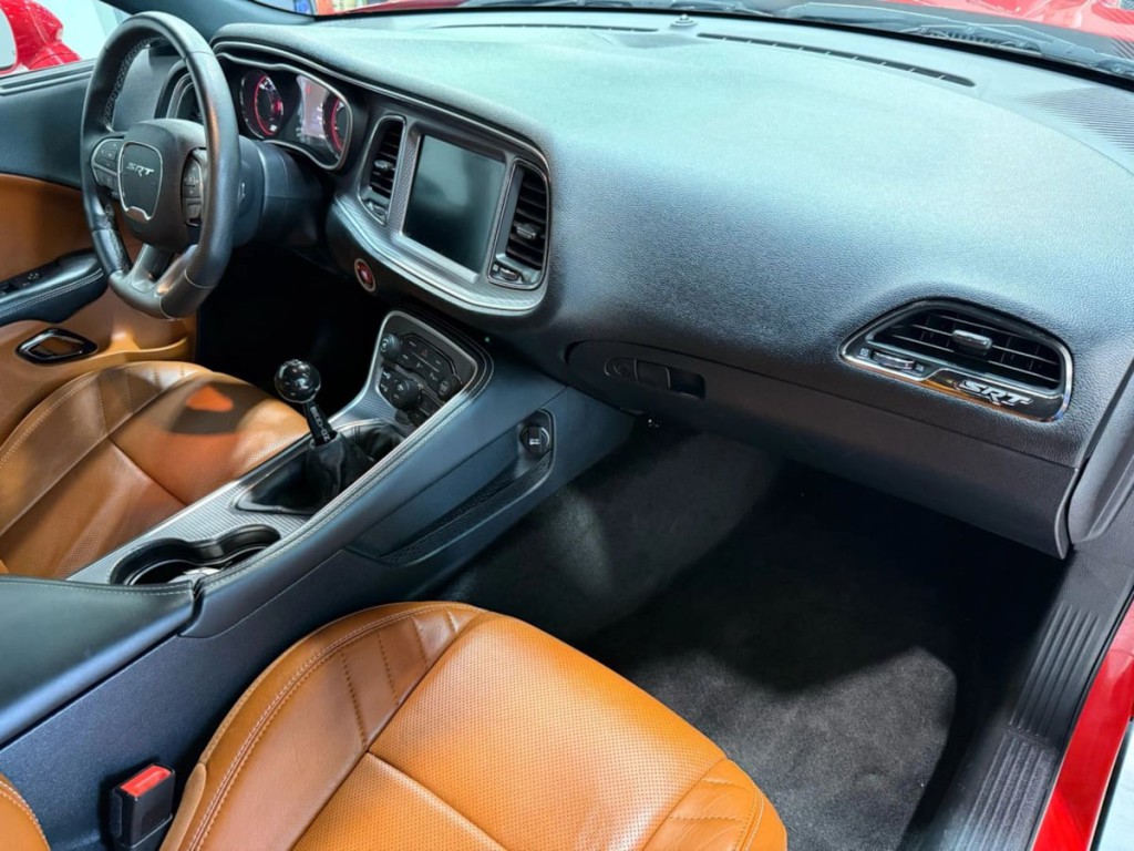 2015 Dodge Challenger Image 29