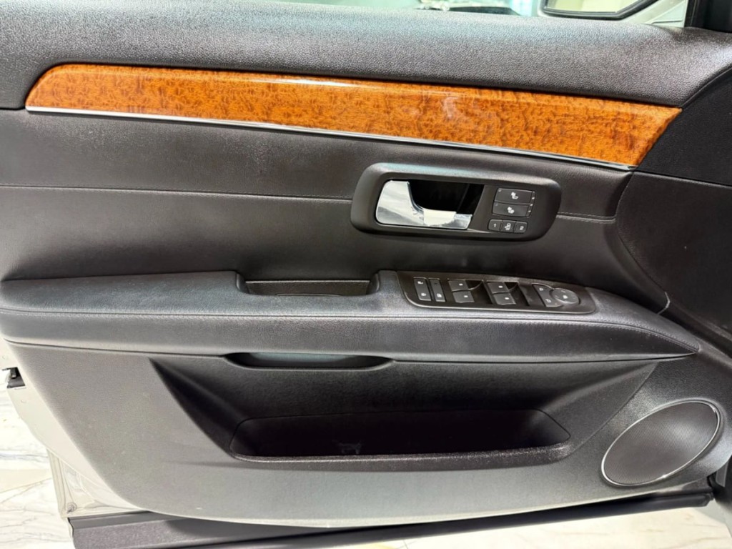 2008 Cadillac SRX Image 10