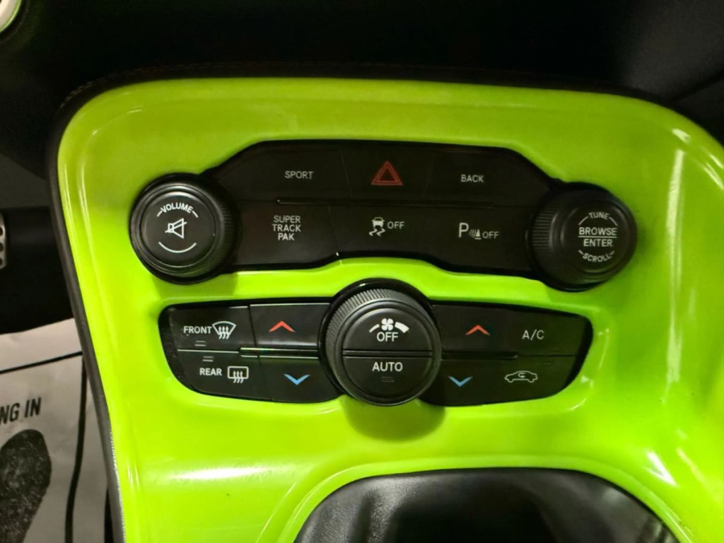 2015 Dodge Challenger Image 19