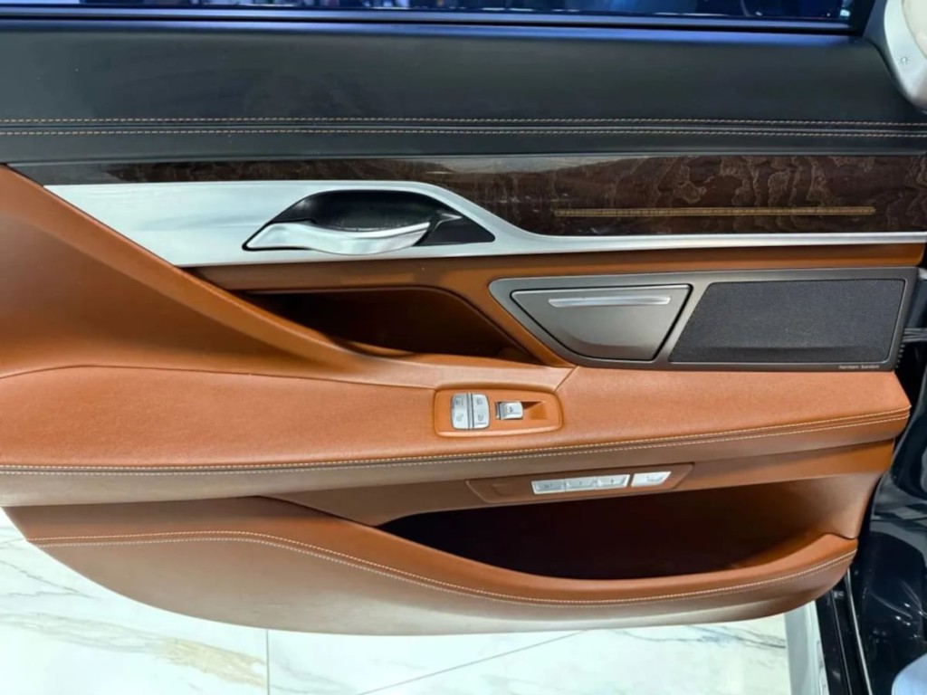 2018 BMW 7 Series Image 25