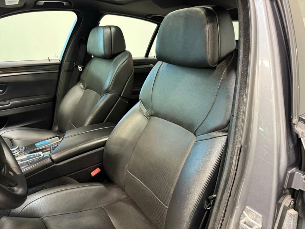 2013 BMW 5 Series Image 24