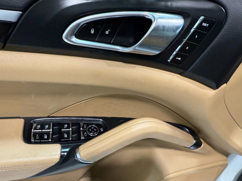 2015 Porsche Cayenne Image 12