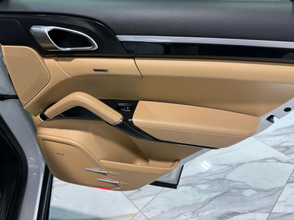2015 Porsche Cayenne Image 35