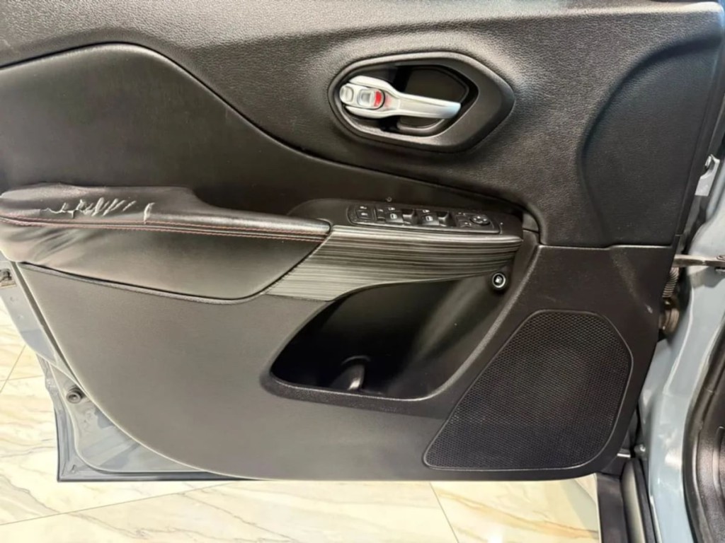 2015 Jeep Cherokee Image 10