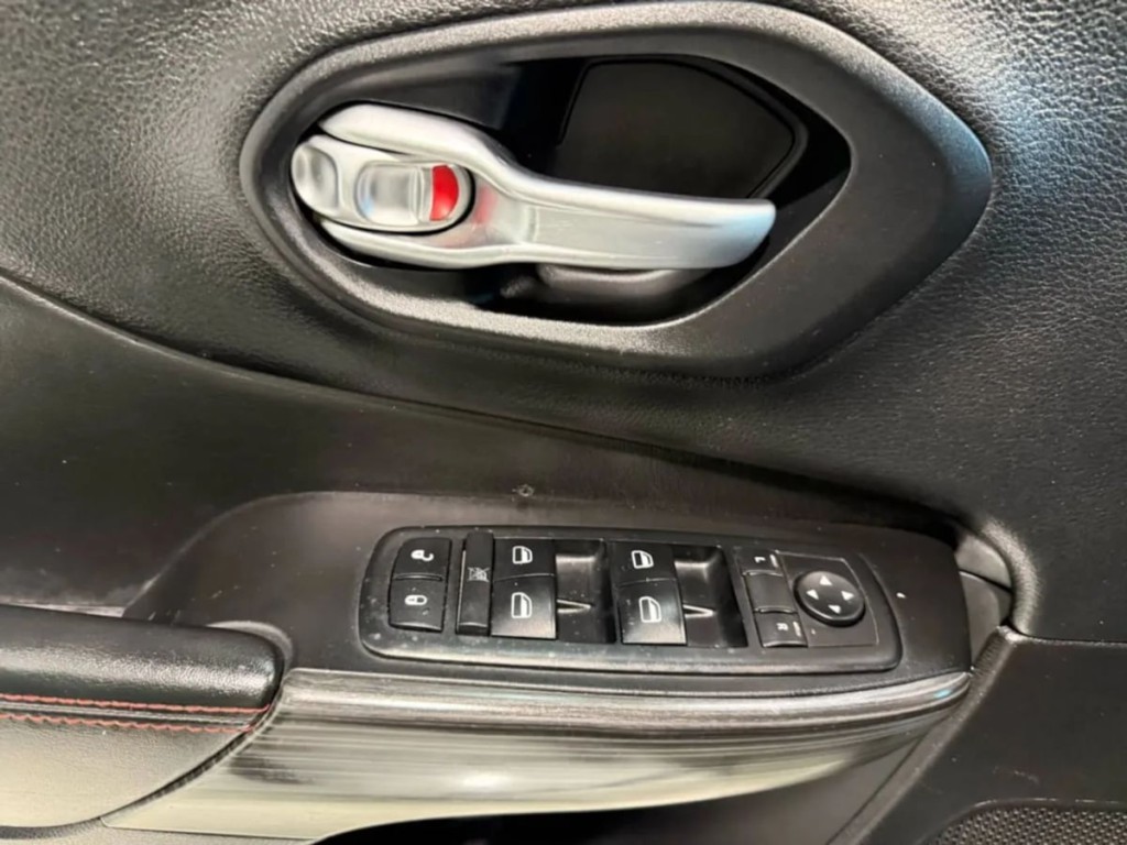 2015 Jeep Cherokee Image 11