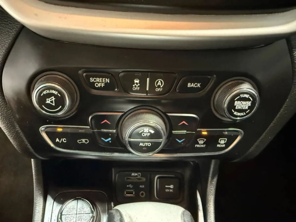 2015 Jeep Cherokee Image 17