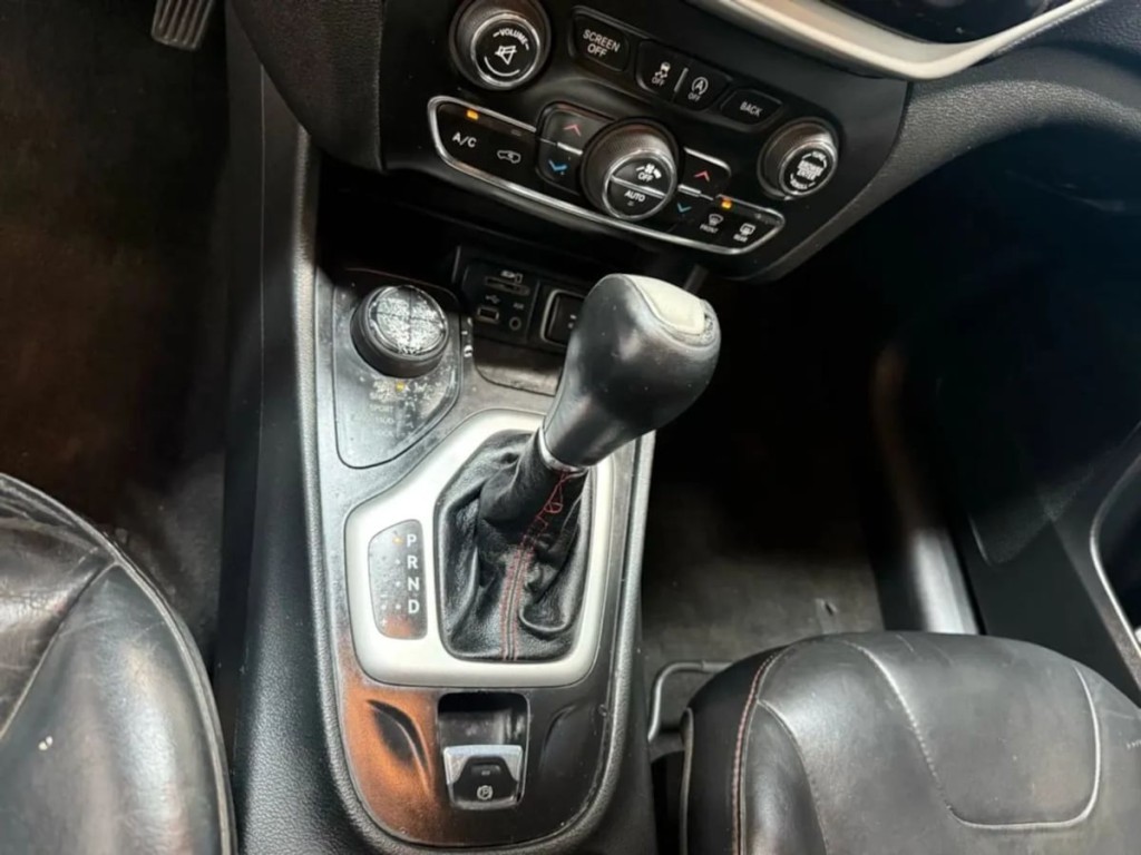 2015 Jeep Cherokee Image 18