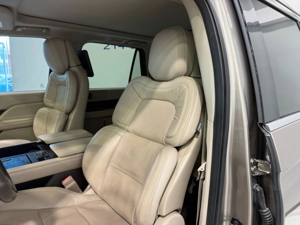 2019 Lincoln Navigator Image 21