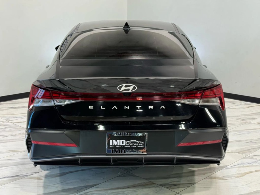 2024 Hyundai Elantra Image 8