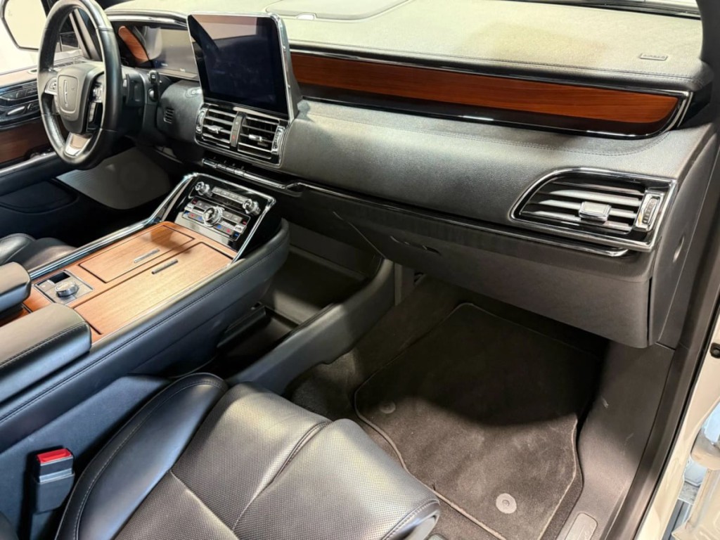 2019 Lincoln Navigator Image 17