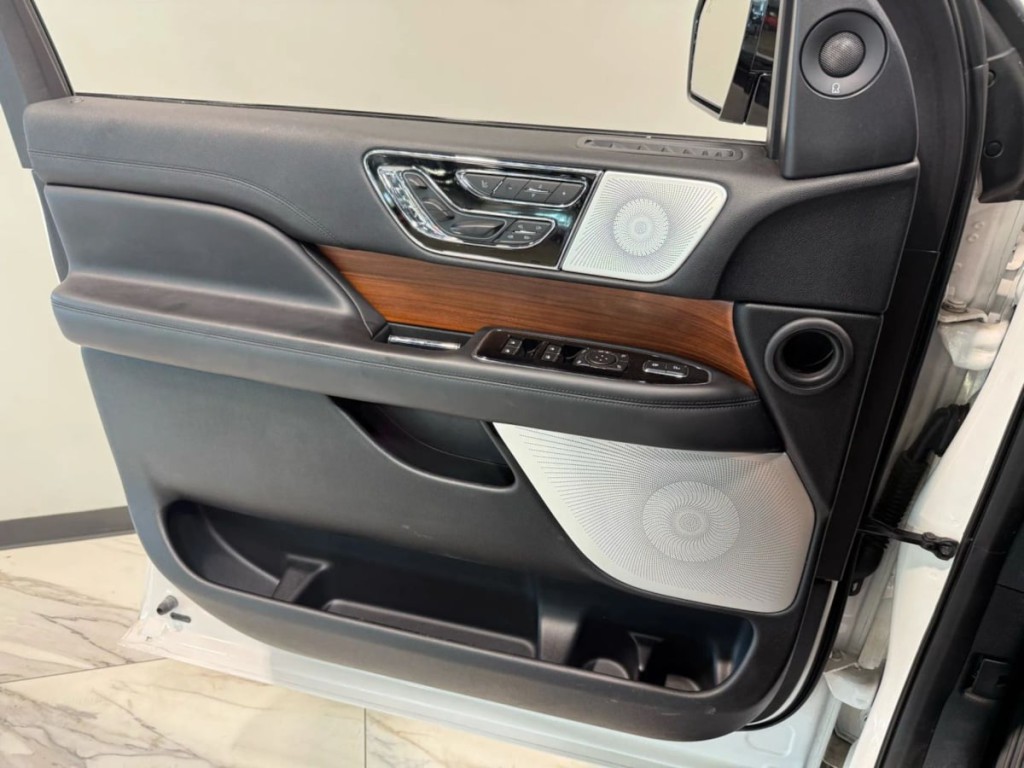2019 Lincoln Navigator Image 25