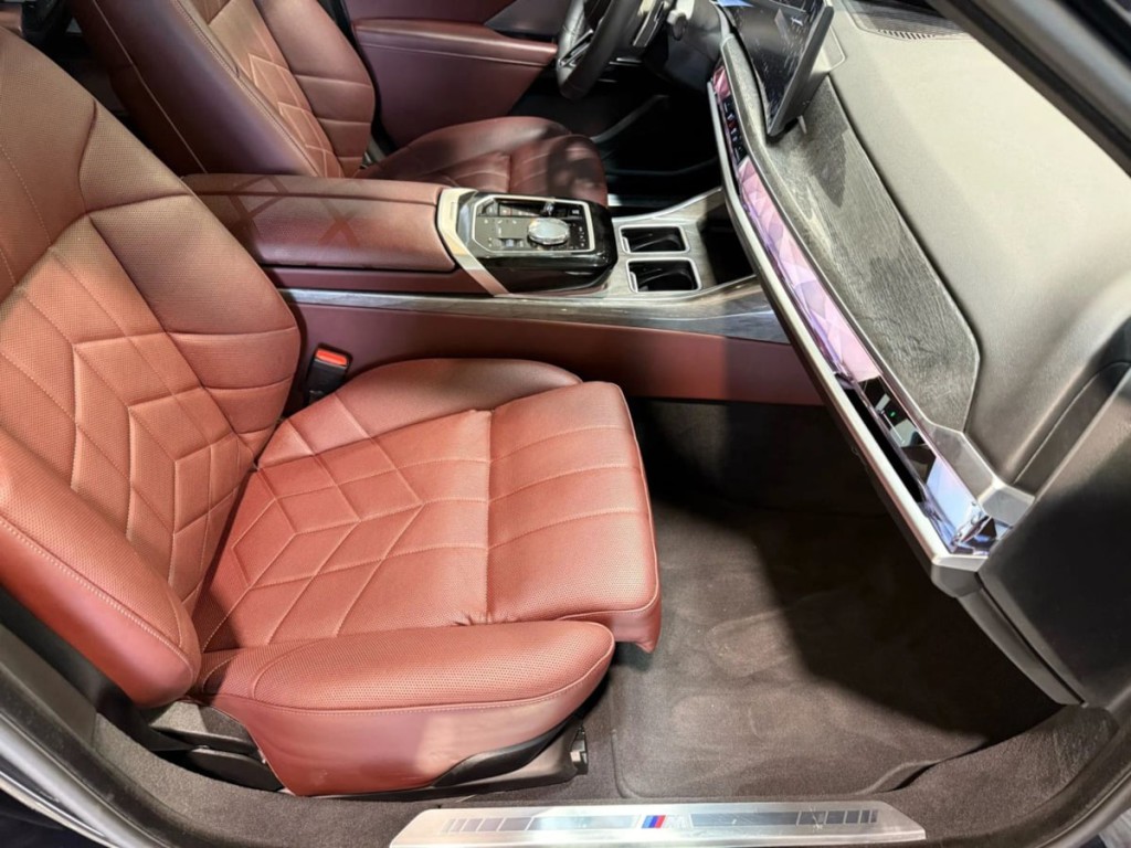 2025 BMW 7 Series Image 32