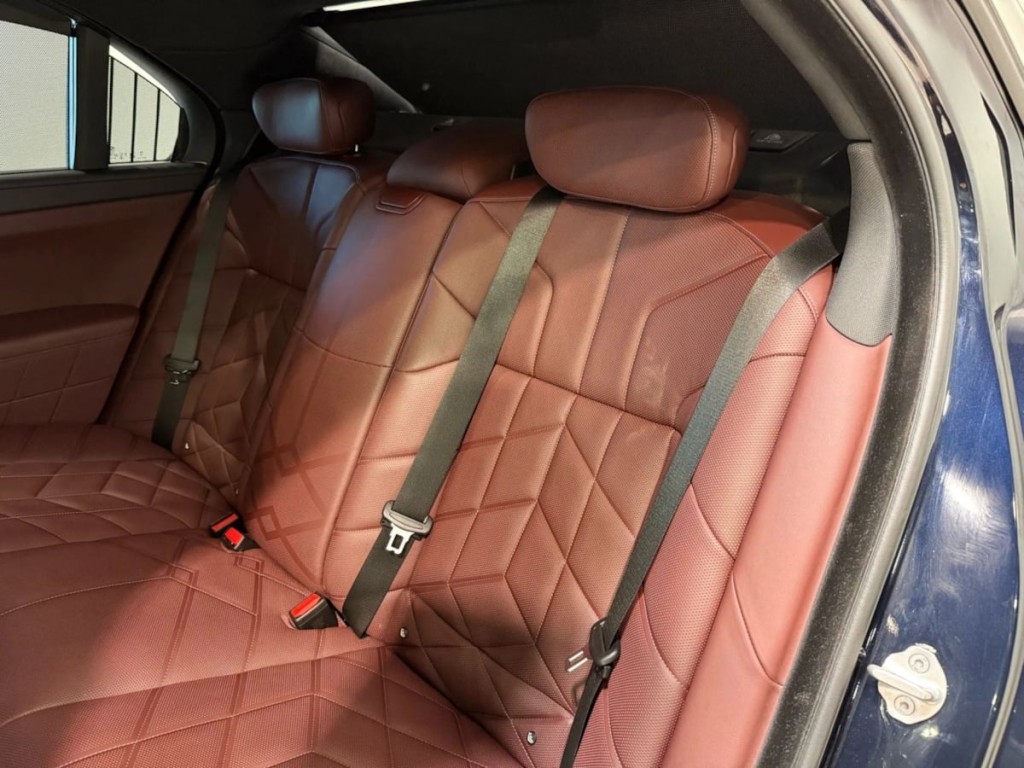 2025 BMW 7 Series Image 28