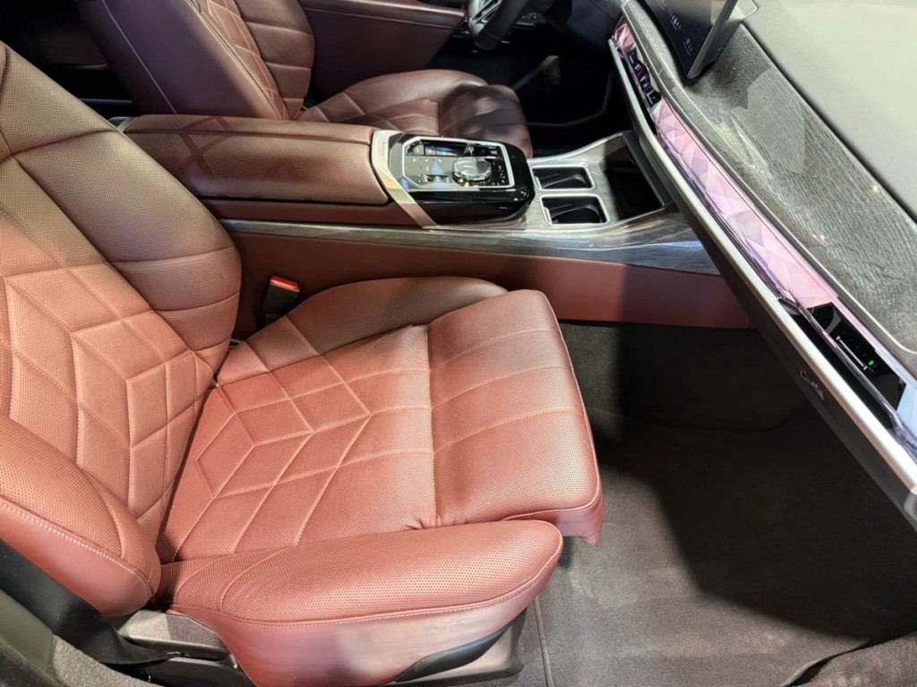 2025 BMW 7 Series Image 35