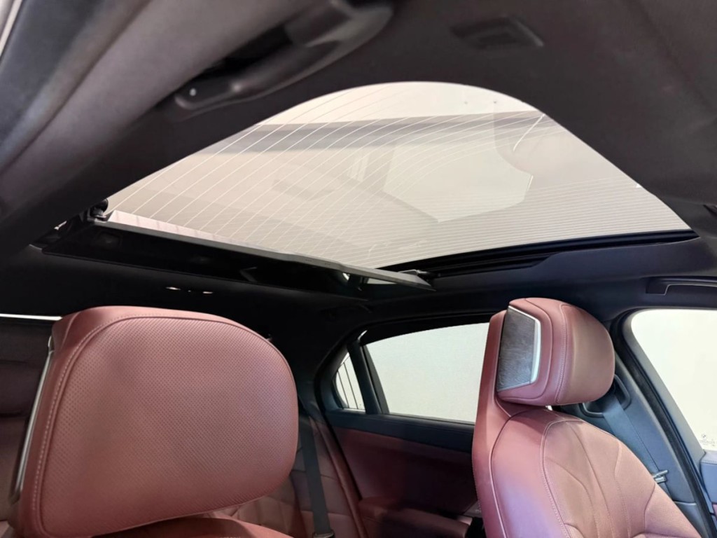 2025 BMW 7 Series Image 36