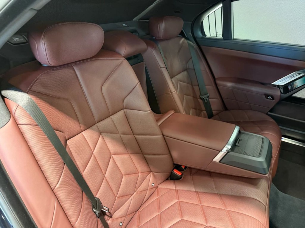 2025 BMW 7 Series Image 37