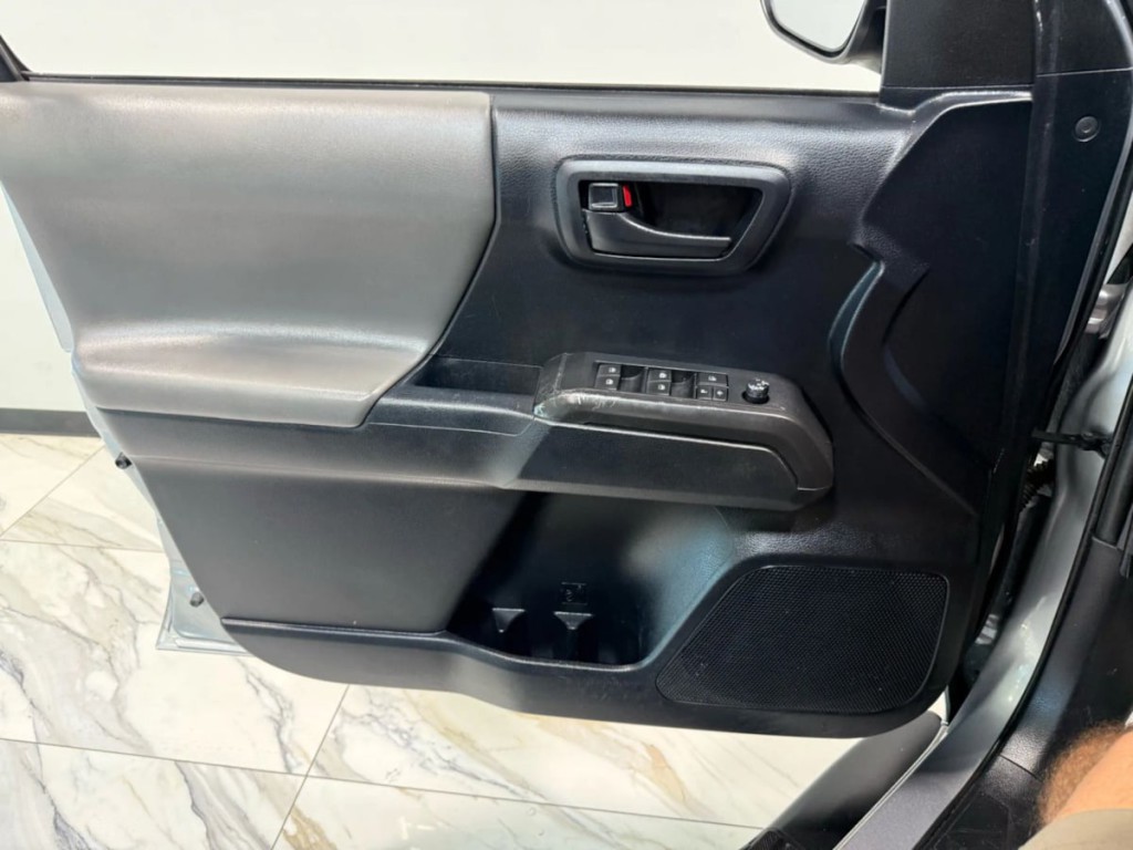2018 Toyota Tacoma Image 10