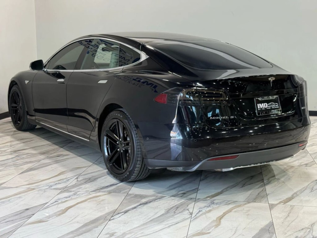 2015 Tesla Model S Image 8