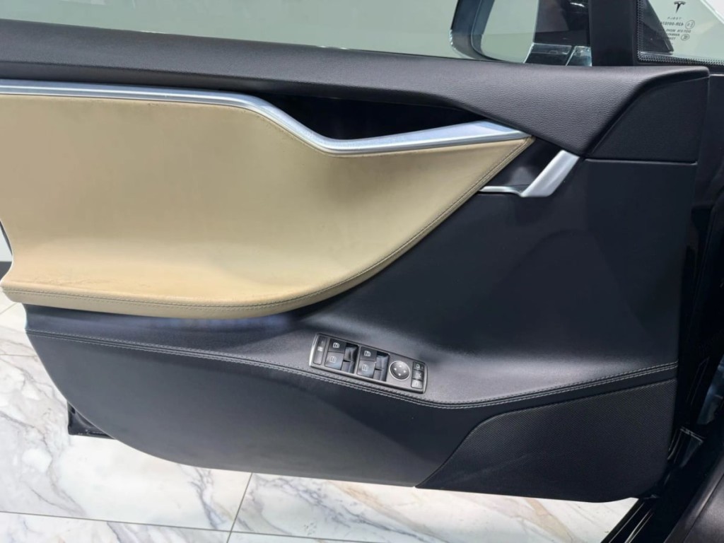 2015 Tesla Model S Image 10