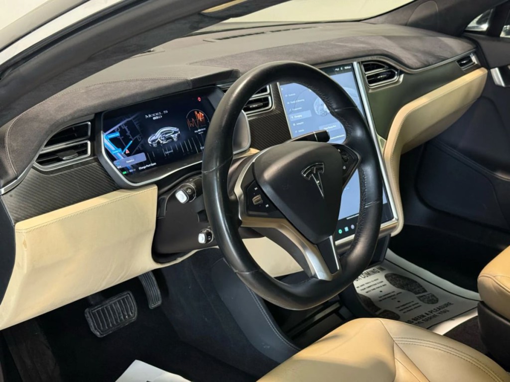 2015 Tesla Model S Image 12
