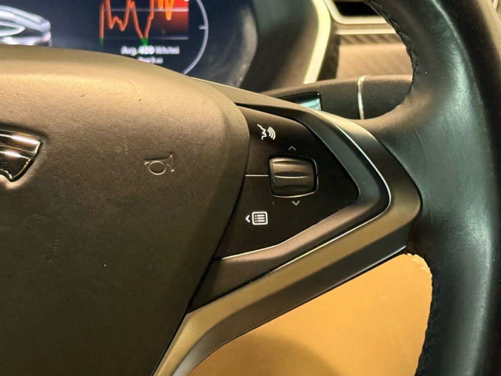 2015 Tesla Model S Image 16