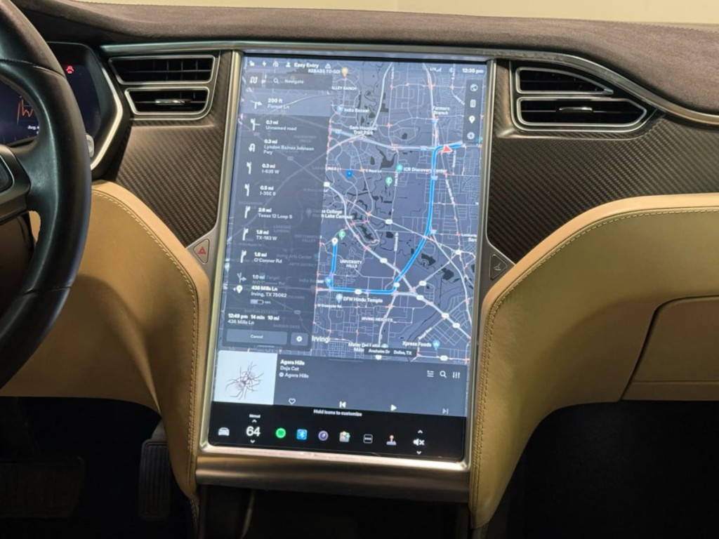 2015 Tesla Model S Image 19