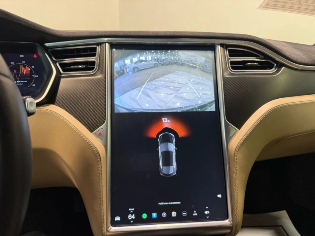 2015 Tesla Model S Image 20
