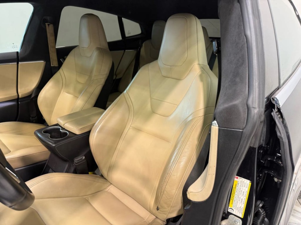 2015 Tesla Model S Image 21