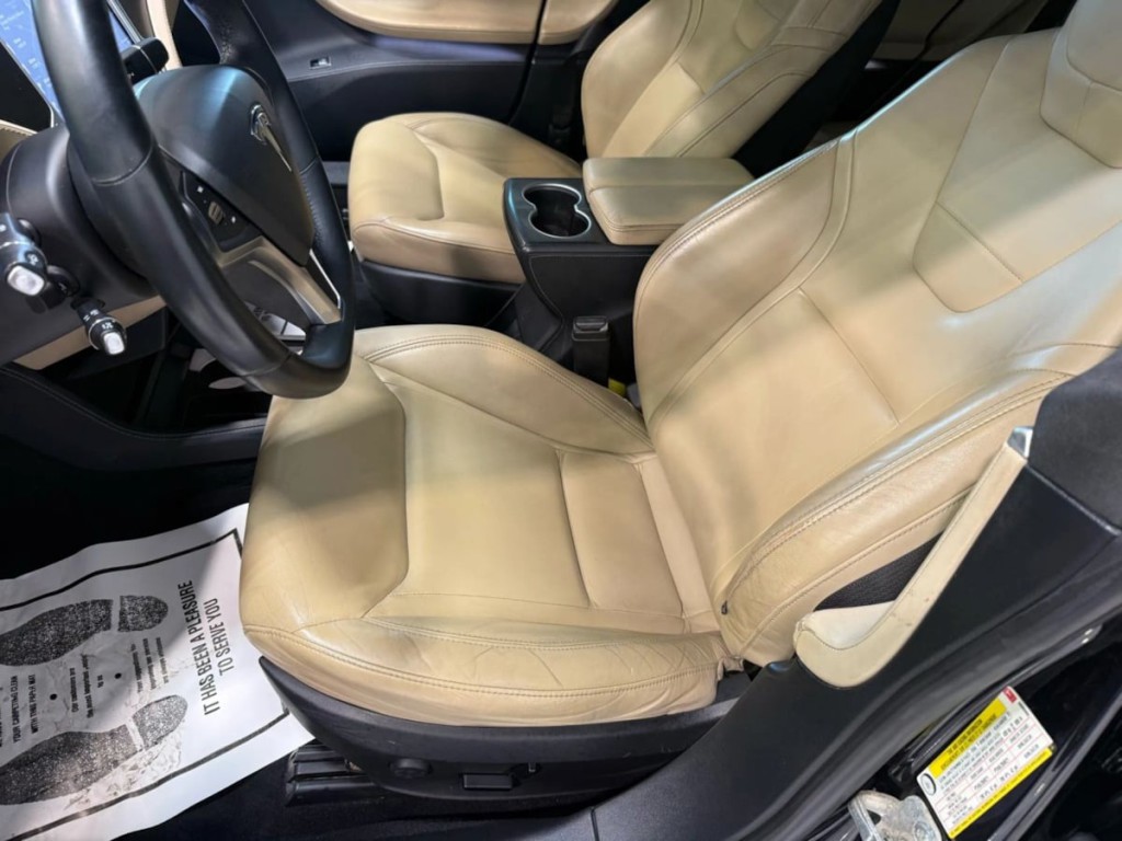 2015 Tesla Model S Image 22