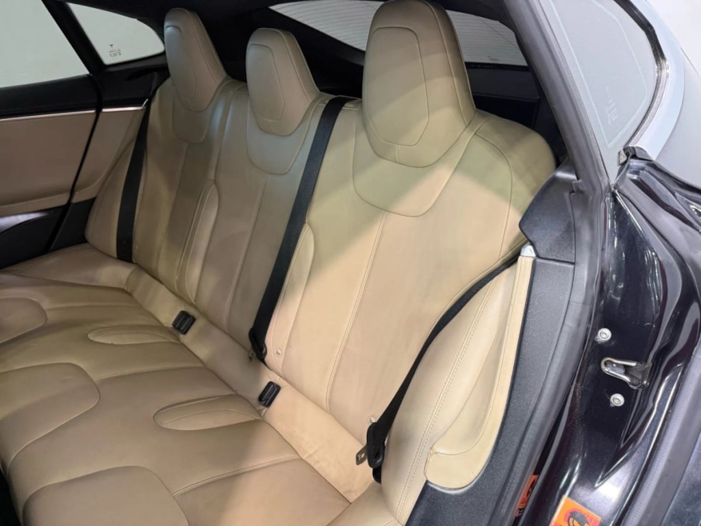 2015 Tesla Model S Image 23