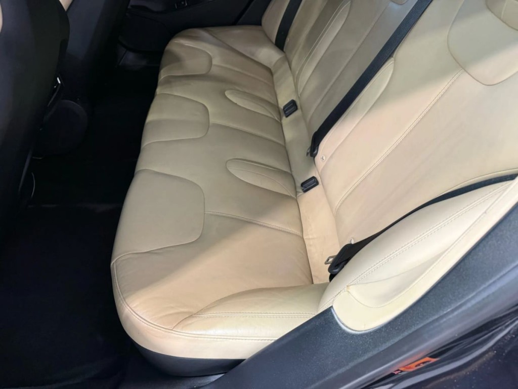 2015 Tesla Model S Image 24