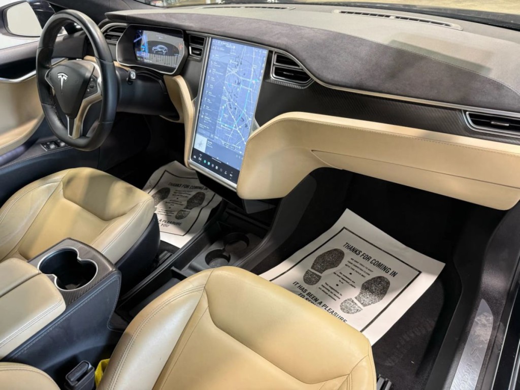 2015 Tesla Model S Image 25
