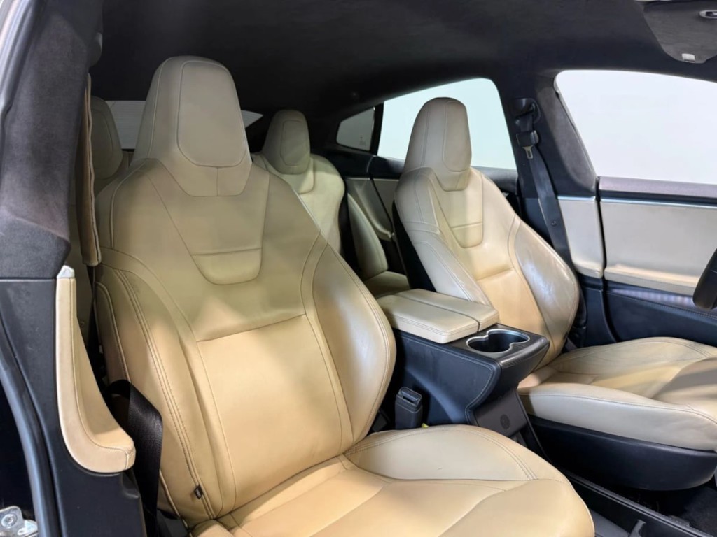2015 Tesla Model S Image 26