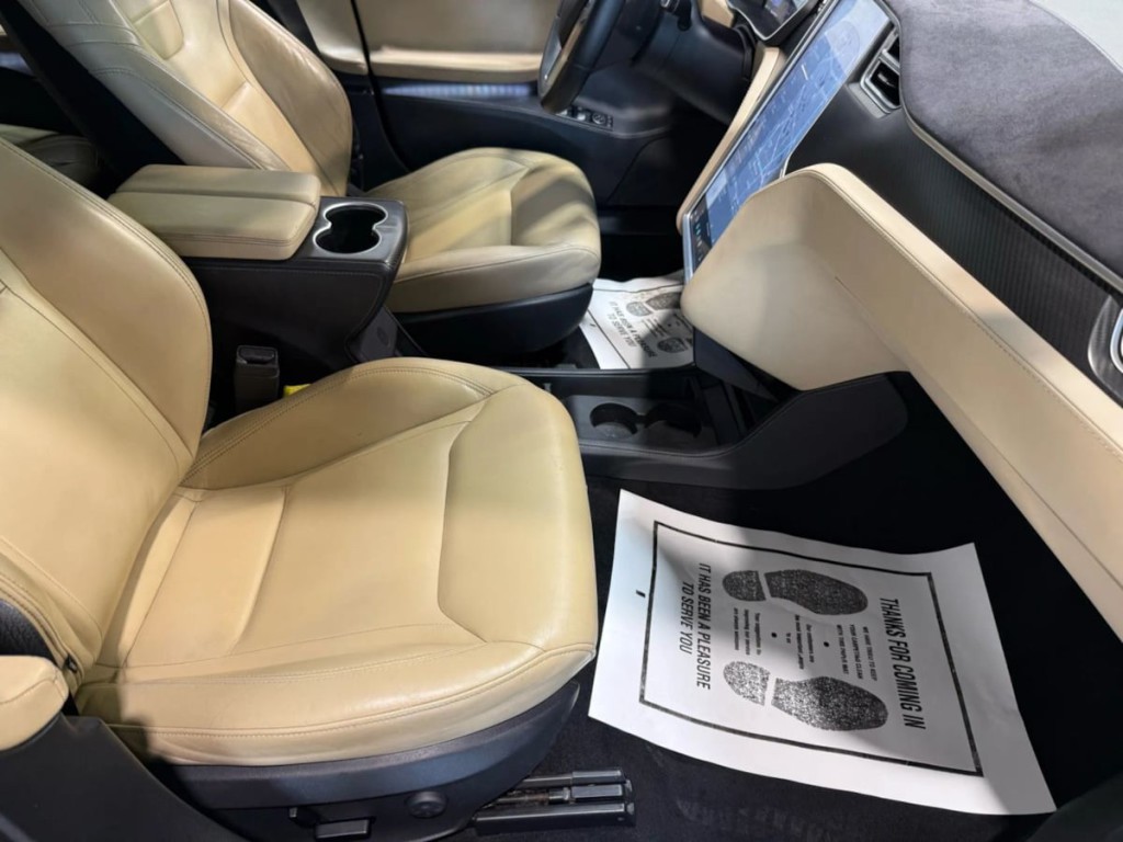2015 Tesla Model S Image 27