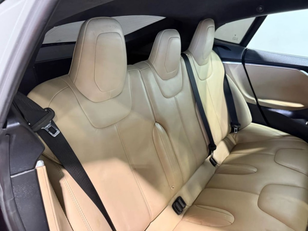 2015 Tesla Model S Image 28