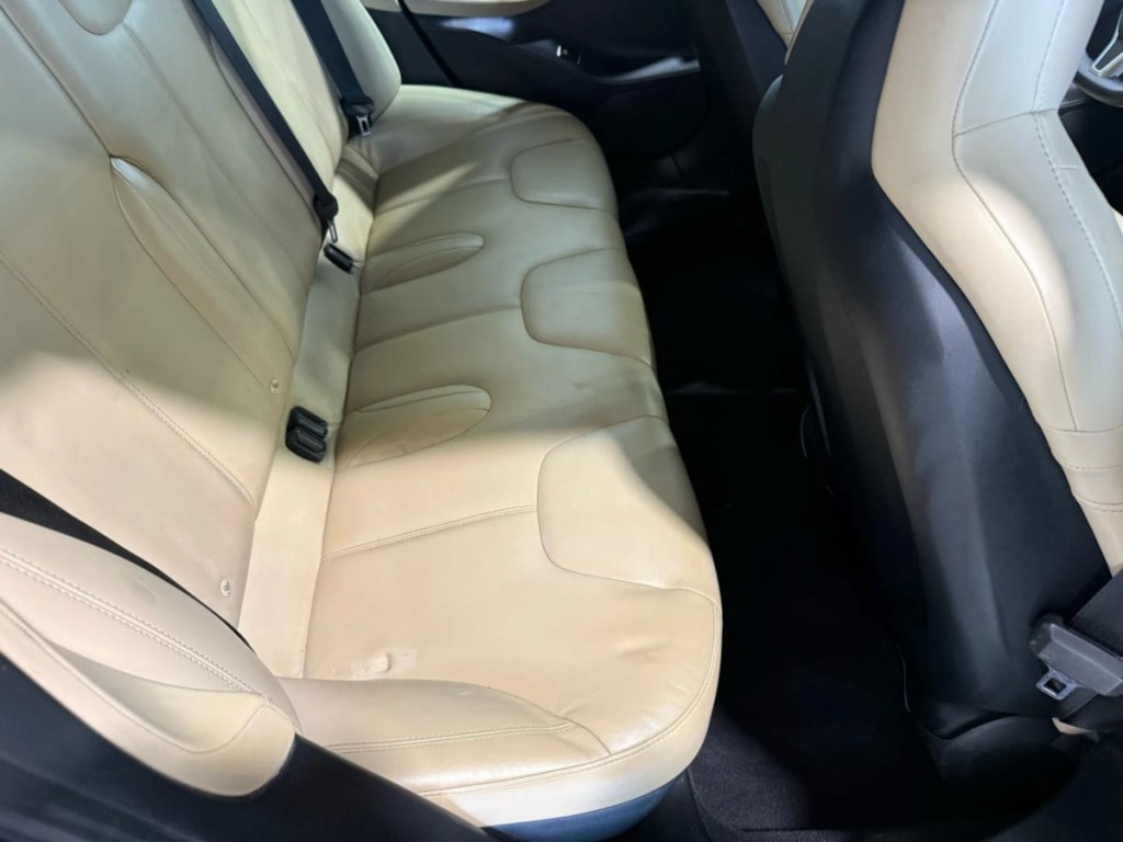 2015 Tesla Model S Image 29