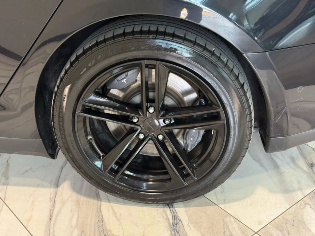 2015 Tesla Model S Image 30